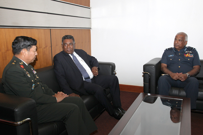 Chief_of_Defence_Forces_of_Royal_Thai_Armed_Forces_meets_State_Minister_and_Secretary_20160427_06p4