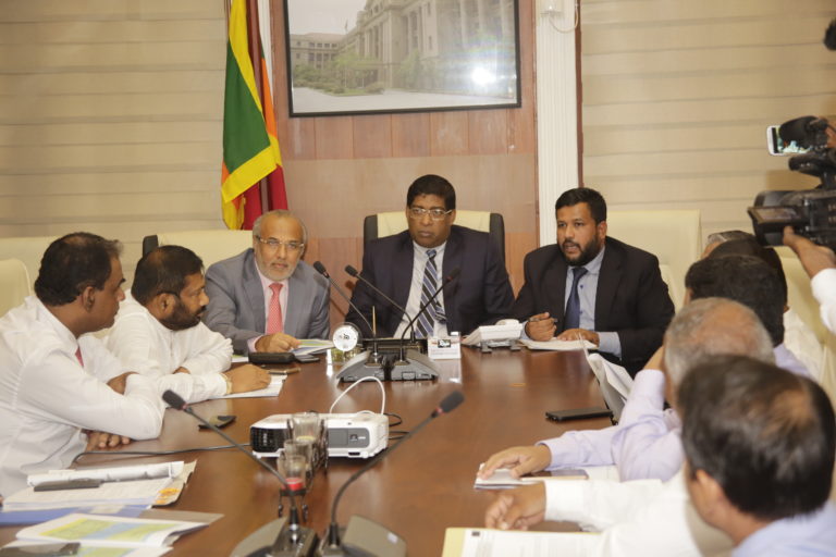 நெசவுத் தொழிலாளர்களின் பிரச்சினைகளை ஆராய நிதியமைச்சரினால் உயர்மட்டக் குழு நியமனம்