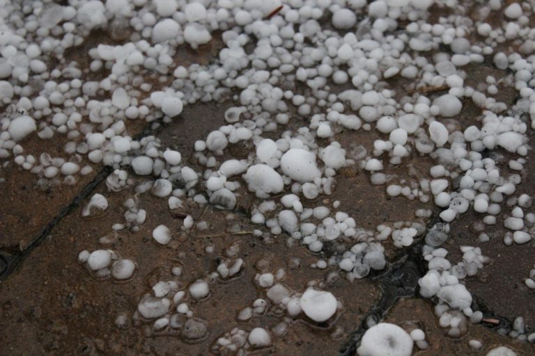 மொனராகலையில் ஐஸ் கட்டி மழை! மகிழ்ச்சியில் மக்கள்