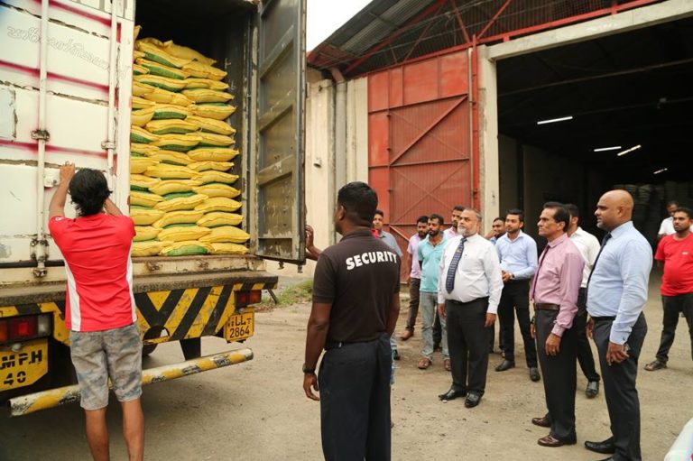 வெள்ளத்தால் பாதிக்கப்பட்டுள்ள மக்களுக்கு தேவையான அத்தியாவசியப் பொருட்கள் லங்கா சதொச மூலம் விநியோகம்! அமைச்சர் ரிஷாட் நடவடிக்கை!