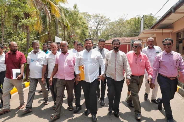 வேட்புமனுவை கையளித்தார் மக்கள் காங்கிரஸ் தலைவர் ரிஷாட்!!!