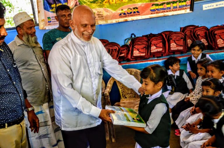 புத்தளம் நகரசபை உறுப்பினர் அலி சப்ரியின் முயற்சியில் மாணவர்களுக்கான கற்றல் உபகரணங்கள் வழங்கி வைப்பு!