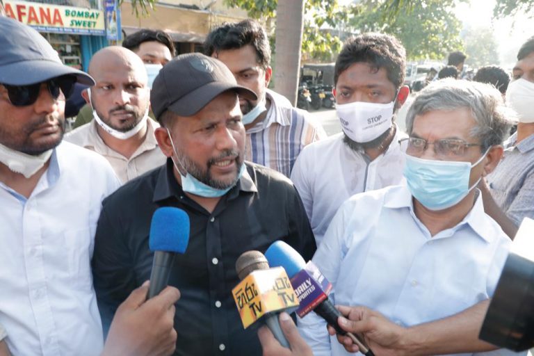 “எங்கள் உணர்வுகளை மதித்து வர்த்தமானியை உடன் வெளியிடுங்கள்” – ஜனாஸா எரிப்புக்கு எதிரான ஆர்ப்பாட்டப் பேரணியில் மக்கள் காங்கிரஸ் தலைவர் ரிஷாட் கருத்து!