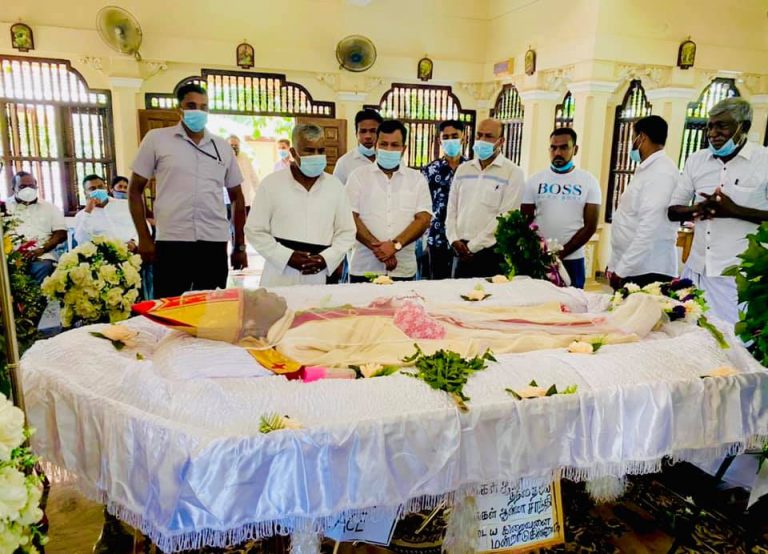 ஓய்வு நிலை பேராயர்  மதிப்புக்குரிய இராயப்பு ஜோசப் அவர்களின் பூதவுடலுக்கு மக்கள் காங்கிரஸ் தலைவர் ரிஷாட் இறுதி மரியாதை!