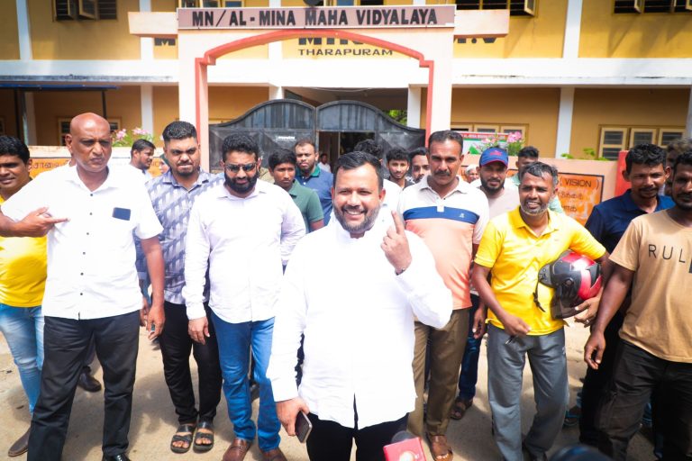 மன்னாரில் வாக்களித்தார் மக்கள் காங்கிரஸ் தலைவர் ரிஷாட்!